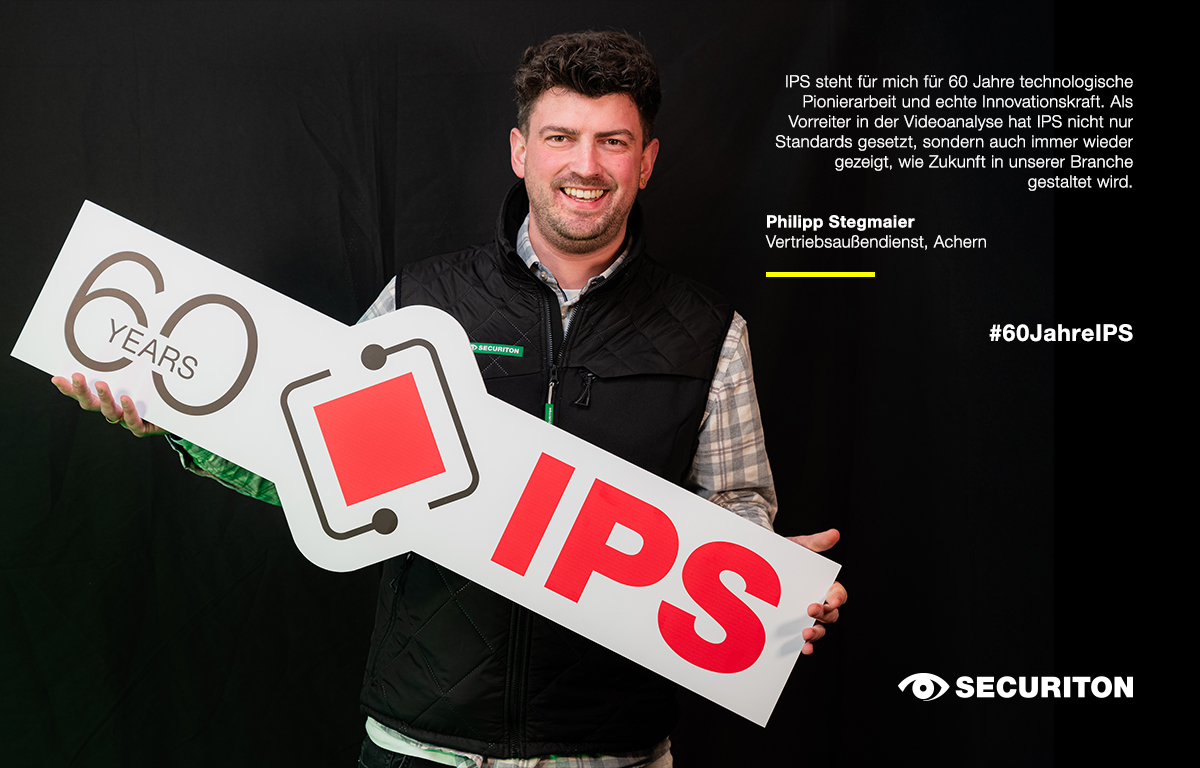 Ein Kollege hält das 60 Jahre IPS-Logo in den Händen. Rechts daneben steht sein Glückwunsch zum Geburtstag: "IPS steht für mich für 60 Jahre technologische Pionierarbeit und echte Innovationskraft. Als Vorreiter in der Videoanalyse hat IPS nicht nur Standards gesetzt, sondern auch immer wieder gezeigt, wie Zukunft in unserer Branche gestaltet wird."