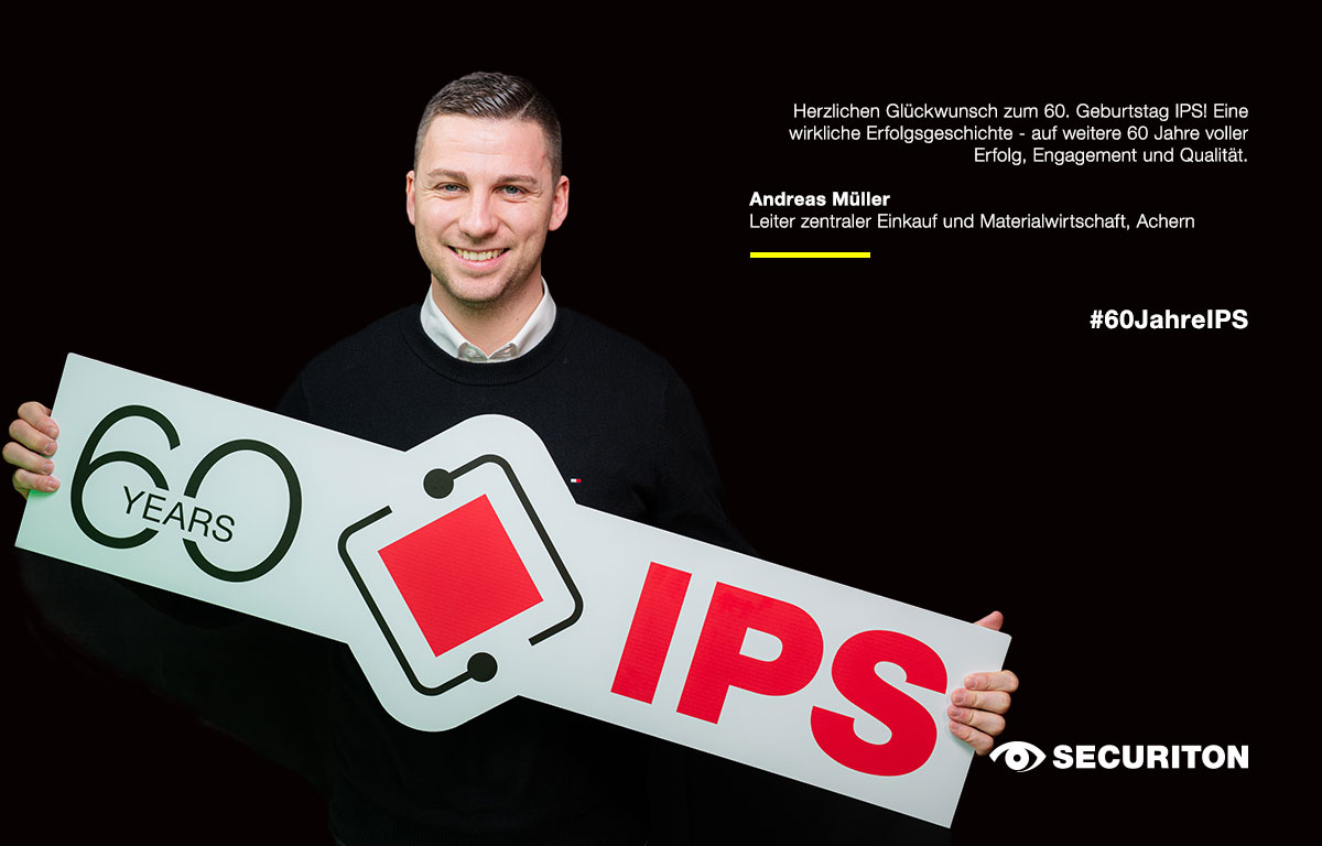 Ein Kollege hält das 60 Jahre IPS-Logo in den Händen. Rechts daneben steht sein Glückwunsch zum Geburtstag: "Herzlichen Glückwunsch zum 60. Geburtstag IPS! Eine wirkliche Erfolgsgeschichte – auf weitere 60 Jahre voller Erfolg, Engagement und Qualität."