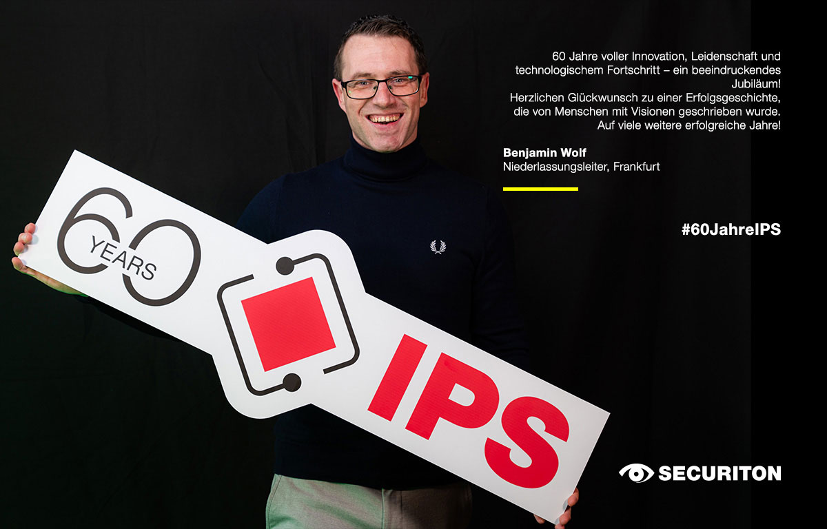 Ein Kollege hält das 60 Jahre IPS-Logo in den Händen. Rechts daneben steht sein Glückwunsch zum Geburtstag: "60 Jahre voller Innovationen, Leidenschaft und technologischem Fortschritt – ein beeindruckendes Jubiläum! Herzlichen Glückwunsch zu einer Erfolgsgeschichte, die von Menschen mit Visionen geschrieben wurde. Auf viele weitere erfolgreiche Jahre!"
