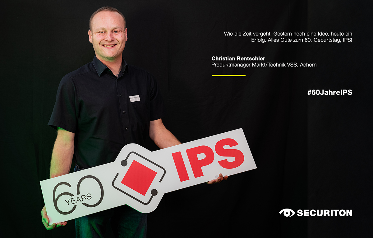 Eine Person hält das 60 Jahre IPS Logo in den Händen. Rechts daneben steht ein Glückwunsch zum Geburtstag.