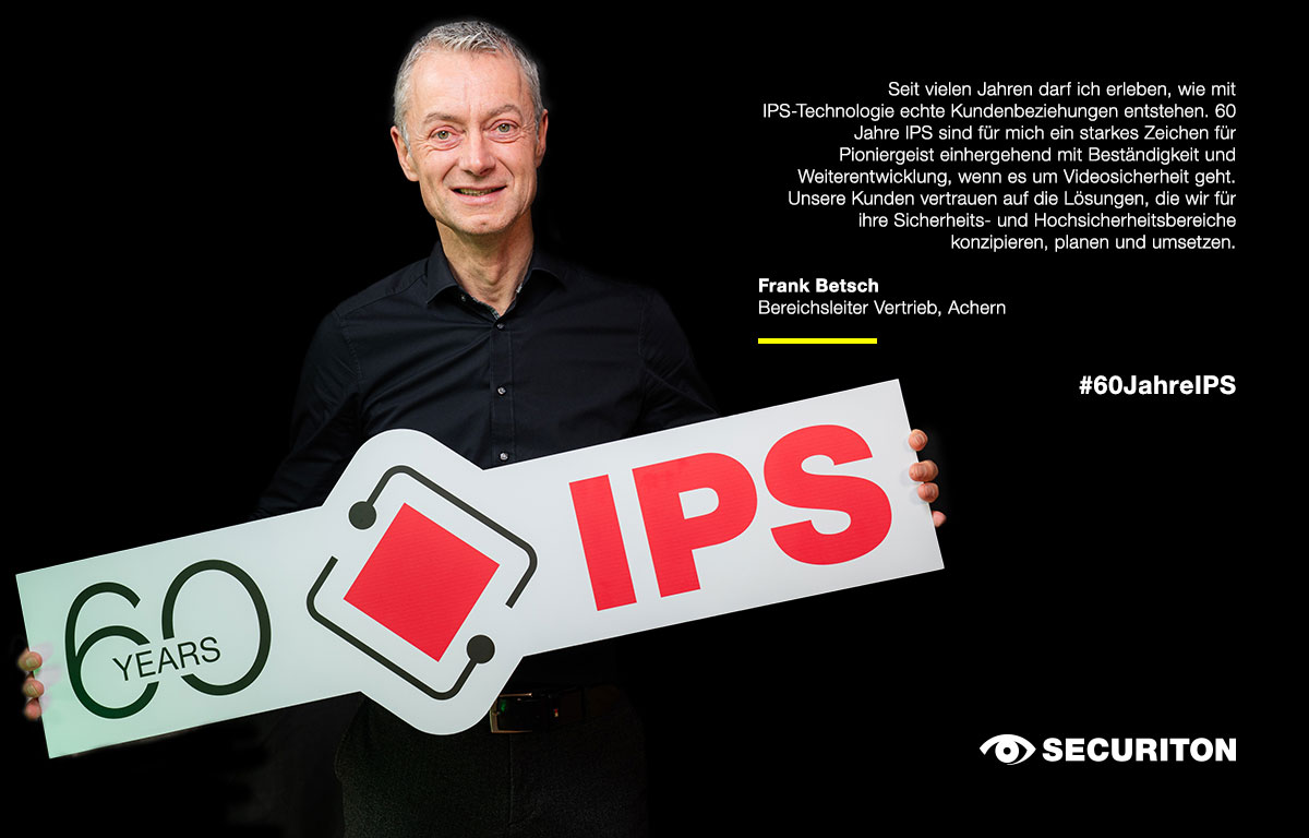 Eine Person hält das 60 Jahre IPS Logo in den Händen. Rechts daneben steht ein Glückwunsch zum Geburtstag.