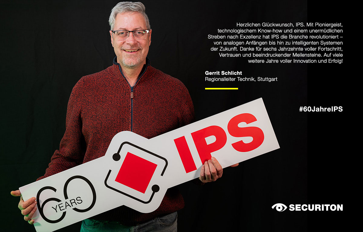 Ein Kollege hält das 60 Jahre IPS-Logo in den Händen. Rechts daneben steht sein Glückwunsch zum Geburtstag: "Herzlichen Glückwunsch, IPS. Mit Pioniergeist, technologischem Know-how und einem unermüdlichen Streben nach Exzellenz hat IPS die Branche revolutioniert – von analogen Anfängen bis hin zu intelligenten Systemen der Zukunft. Danke für sechs Jahrzehnte voller Fortschritt, Vertrauen und beeindruckender Meilensteine. Auf viele weitere Jahre voller Innovation und Erfolg!"