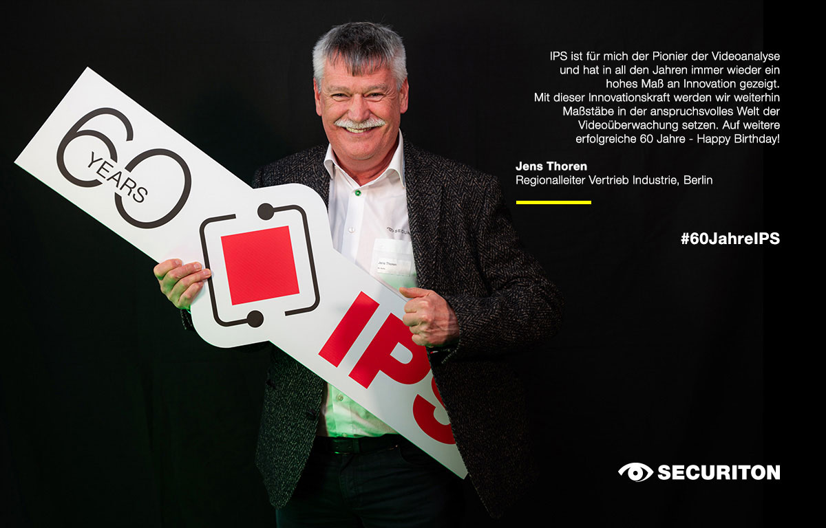 Eine Person hält das 60 Jahre IPS Logo in den Händen. Rechts daneben steht ein Glückwunsch zum Geburtstag.