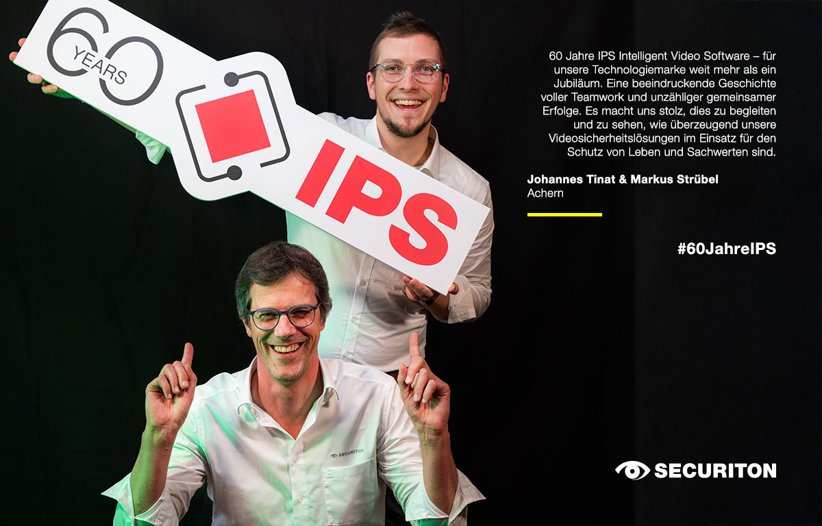 Zwei Personen feiern mit dem 60 Jahre IPS Logo. Rechts daneben steht ein Statement zum Geburtstag.
