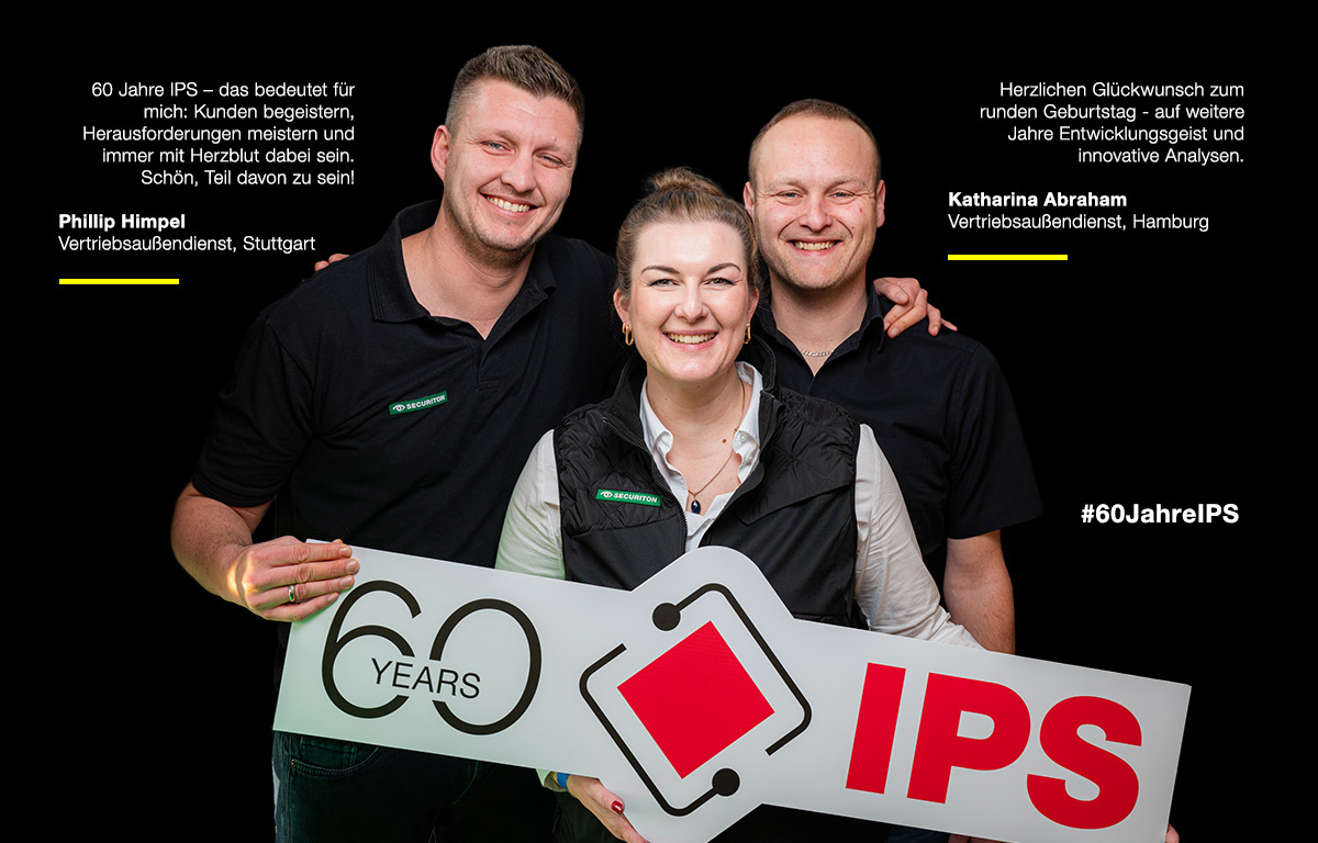 Drei Personen feiern mit dem 60 Jahre IPS Logo. Rechts oben und links oben stehen Statements zum Geburtstag.