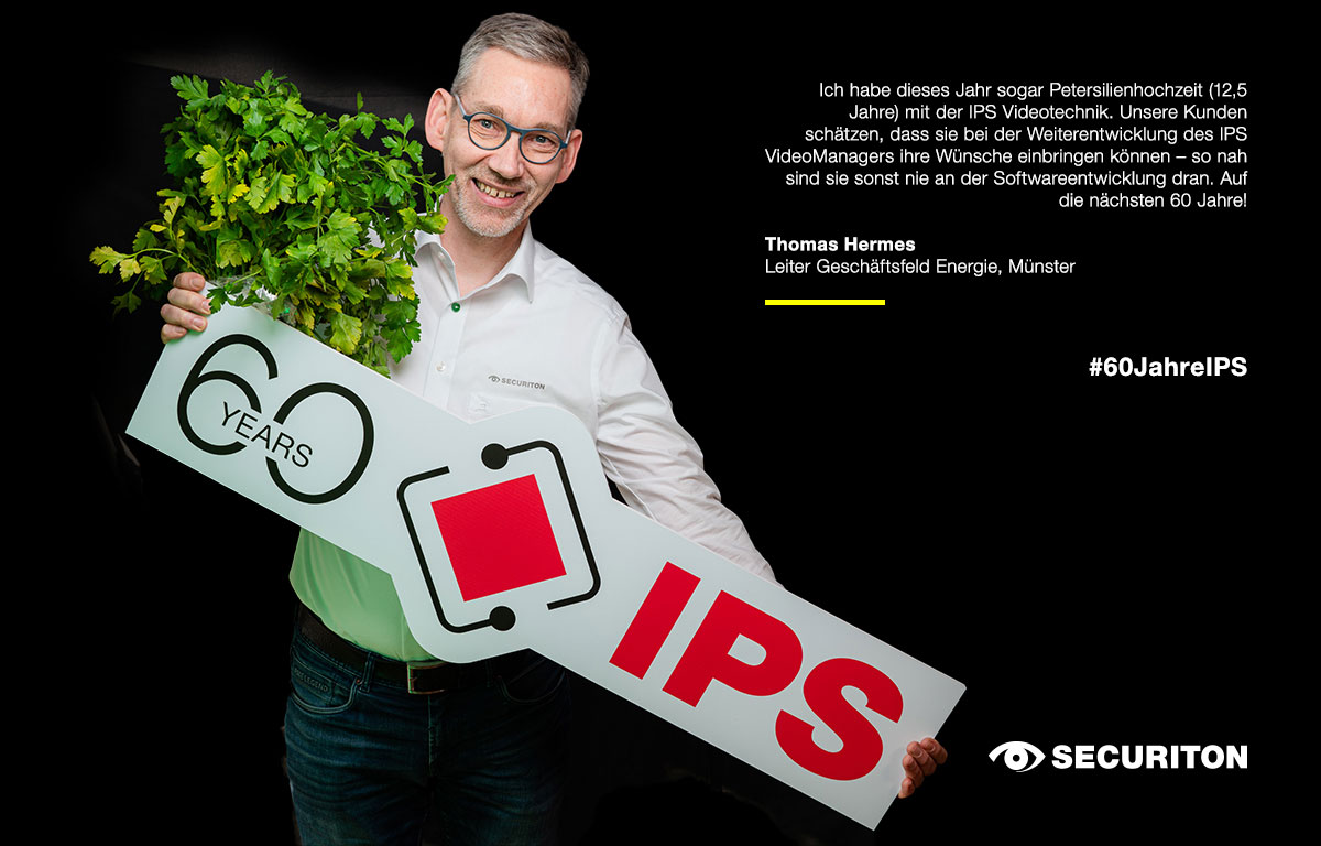 Ein Kollege hält das 60 Jahre IPS Logo in den Händen, zusammen mit einem Strauch Petersilie. Rechts daneben steht sein Glückwunsch zum Geburtstag: "Ich habe dieses Jahr sogar Petersilienhochzeit (12,5 Jahre) mit der IPS Videotechnik. Unsere Kunden schätzen, dass sie bei der Weiterentwicklung des IPS VideoManagers ihre Wünsche einbringen können – so nah sind sie sonst nie an der Softwareentwicklung dran. Auf die nächsten 60 Jahre!"