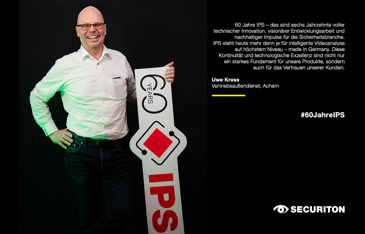 Eine Person hält das 60 Jahre IPS Logo in den Händen. Rechts daneben steht ein Glückwunsch zum Geburtstag.